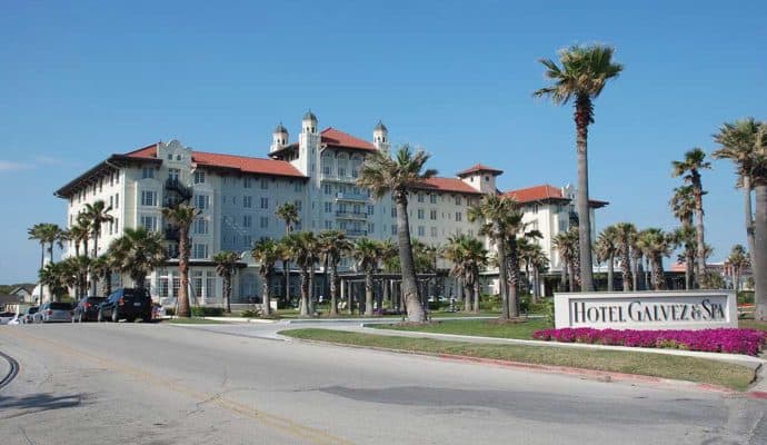 1024px-Hotel_Galvez_Galveston_Texas_DSC_2904-690x400 Galveston - A City Frozen in Time