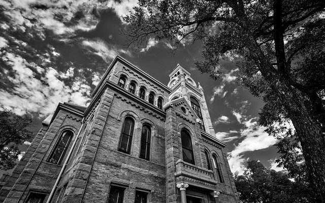 Llano-County-courthouse-640x400 Wedding haunted by Bonnie & Clyde memories